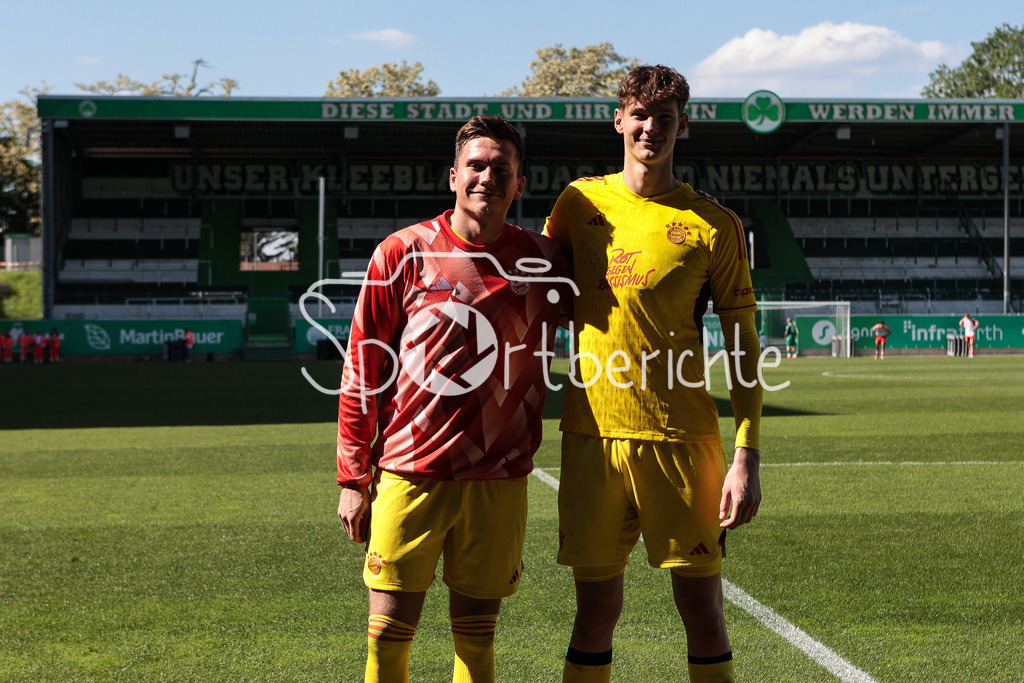 SpVgg Greuther Fürth II - FC Bayern Amateure | Die beiden Keeper der Amateure Manuel KAINZ (FCB #23) und Tom Ritzy HUELSMANN (FCB #1) lassen sich zusammen nach der Partie in Fuerth noch fotografieren / Torhueter
