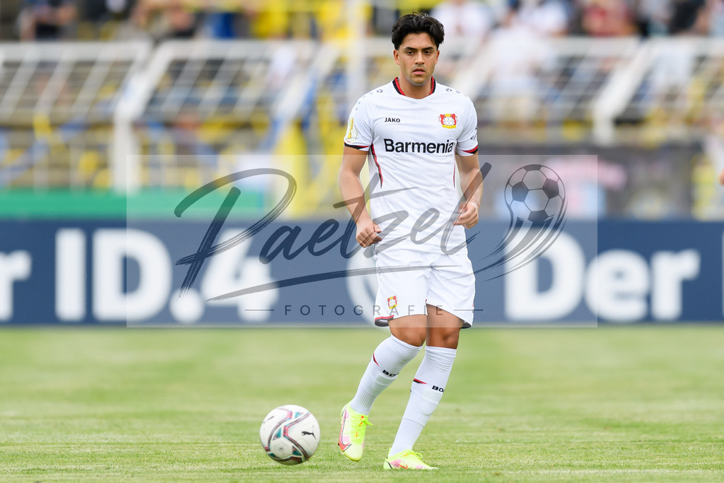 LLELEV20210807_056 | Fussball, Herren: Nadiem Amiri (Bayer 04 Leverkusen) in Aktion, am Ball, Einzelaktion beim Spiel der 1. Runde im DFB-Pokal zwischen 1. FC Lokomotive Leipzig und Bayer 04 Leverkusen im Bruno-Plache-Stadion am 07.08.2021 in Leipzig, Deutschland.DFB / DFL REGULATIONS PROHIBIT ANY USE OF PHOTOGRAPHS AS IMAGE SEQUENCES AND/OR QUASI-VIDEO. - Realisiert mit Pictrs.com
