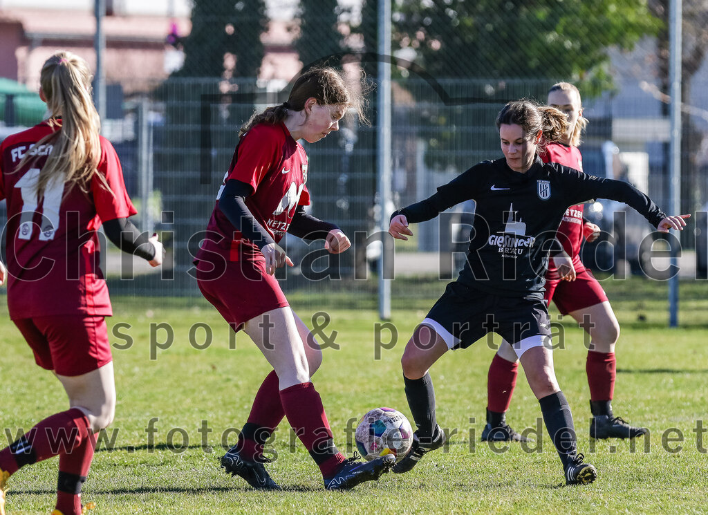 2024-02-25_058_FC_Schwaig_gegen_TSV_Eching | Oberding, Deutschland, 25.02.2024:
Fußball, Bezirksliga 2023 / 2024, Testspiel, FC Schwaig gegen TSV Eching, Endergebnis: 0:5

Gioia Bernlochner (FC Schwaig, #11), Emily Grimes (FC Schwaig, #13), Anja Mederl (TSV Eching, #18)

Foto: Christian Riedel / fotografie-riedel.net