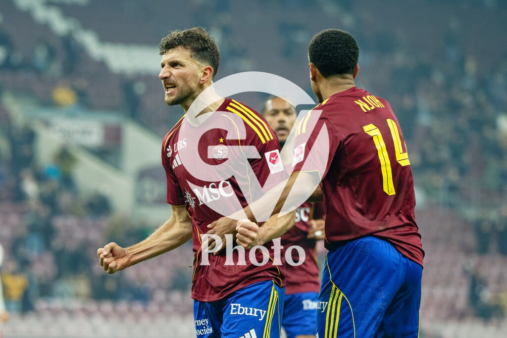Brack Super League - Servette FC v FC Sion | Miroslav Stevanovic (9 Servette FC) celebrates after scoring his team's first goal with teammates Lilian Njoh (14 Servette FC)  during the Brack Super League match between Servette FC and FC Sion at Stade de Geneve in Geneva, Switzerland