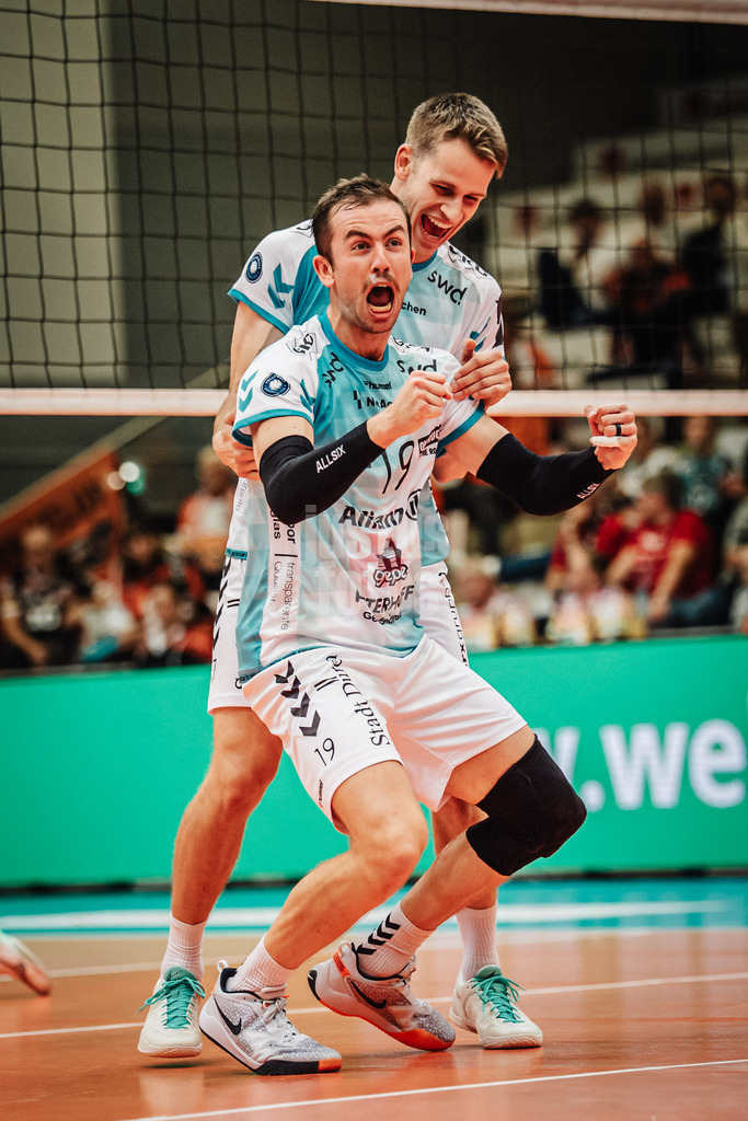 Volleyball | Herren | Saison 2025/2026 | Volleyball Ligacup | SWD powervolleys Düren vs. Energiequelle Netzhoppers KW | 12.10.2024 | v.l. Ryan Poole (#19, SWD powervolleys Düren) und Philipp Lauter (#17, SWD powervolleys Düren) jubeln