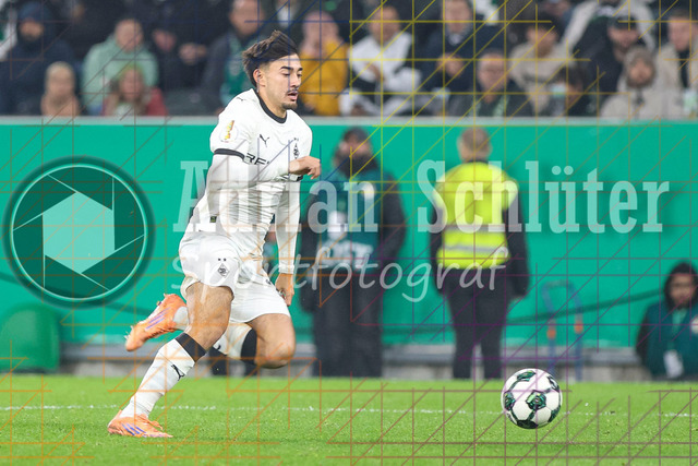 Borussia Mönchengladbach vs Karlsruher SC - DFB-Pokal 2. Runde | Mönchengladbach, Deutschland, 28.10.25:   Jens Castrop (Borussia Mönchengladbach) in Aktion am Ball, Einzelaktion waehrend des Spiels der DFB-Pokal 2. Runde zwischen Borussia Mönchengladbach vs Karlsruher SC im Stadion im Borussia Park(Foto von Brauer-Fotoagentur / Adrian Schlueter)