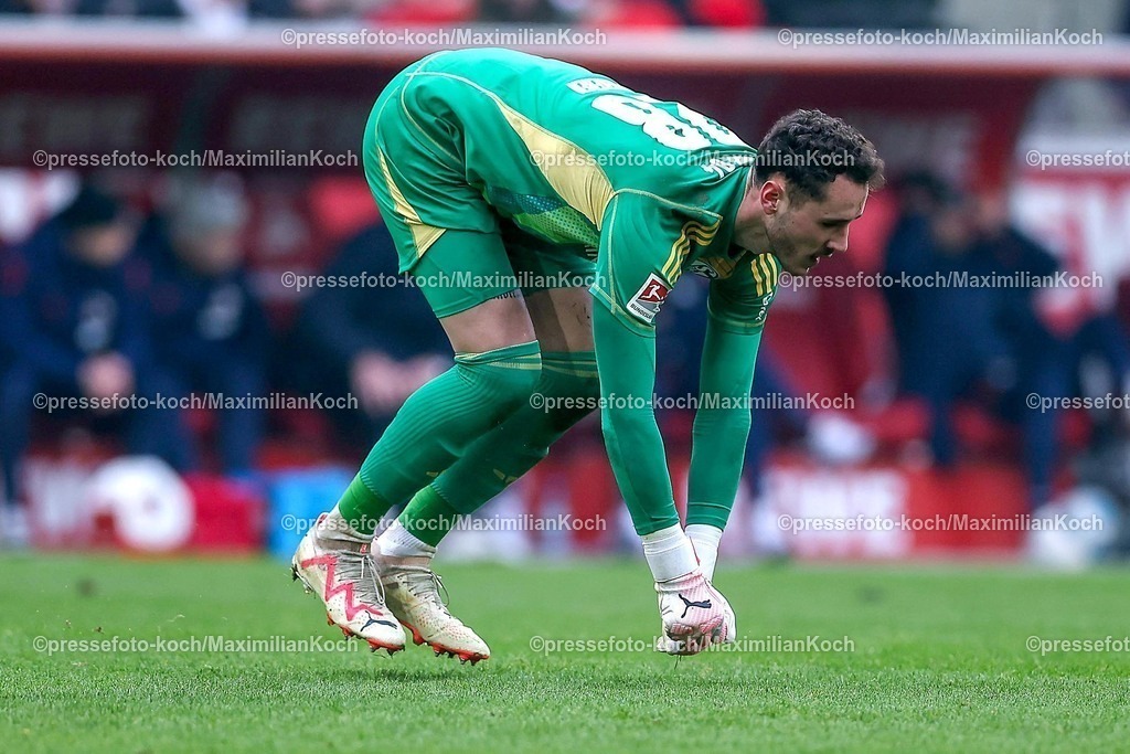 1FC09022501094 | 09.02.2025, Fußball, 1. FC Köln - FC Schalke 04, 2.. Fußball Bundesliga, 21. Spieltag, RheinEnergie-STADION, Saison 2024 2025: Torwart Justin Heekeren (S04 #28) DFB regulations prohibit any use of photographs as image sequences and or quasi-video.