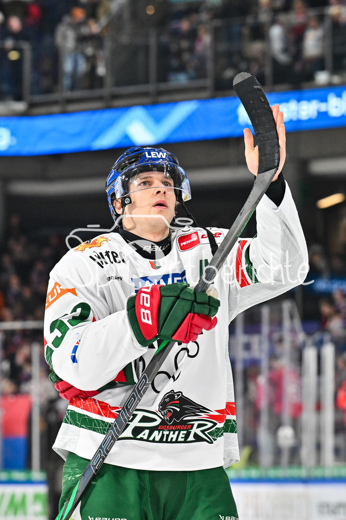 Nürnberg Ice Tigers - Augsburger Panther | NUREMBERG, GERMANY - 23. JANUARY: Hängende Köpfe bei den Spielern der Gäste nach dem Match zwischen den Nürnberg Ice Tigers und den Augsburger Panthern am 42. Spieltag der Penny DEL in der PSD Bank Nürnberg Arena / Tim WOHLGEMUTH (Augsburger Panther 33)