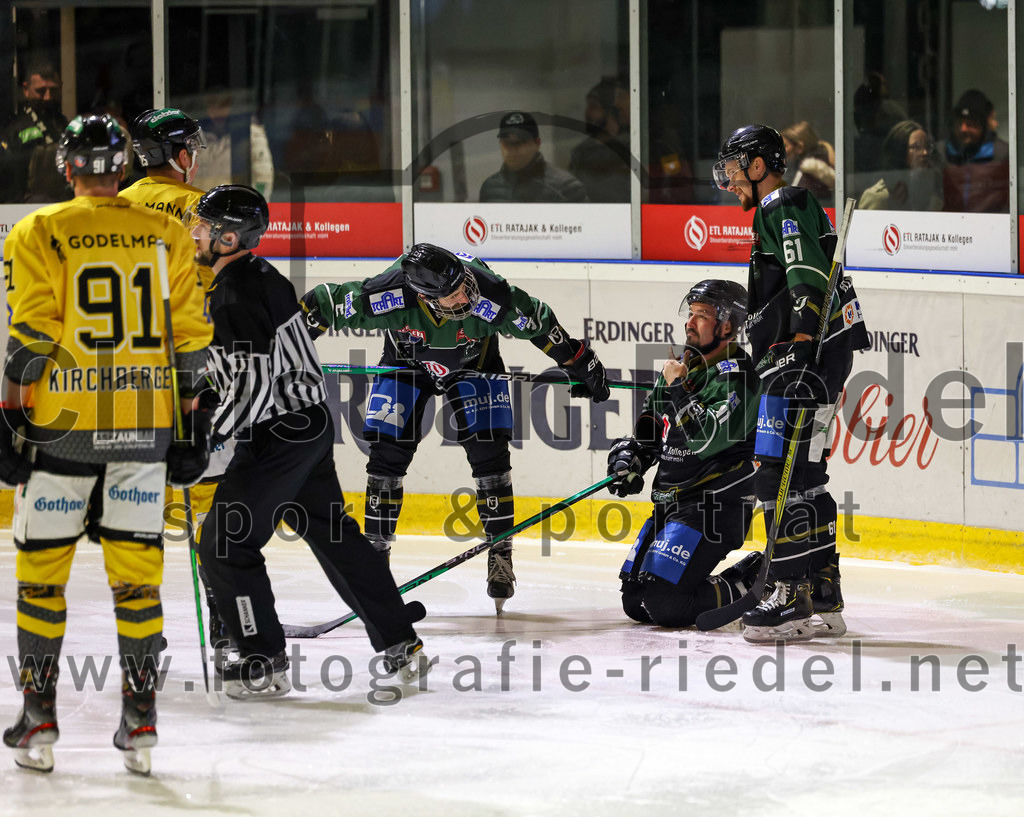 2022-11-20_014_TSV_Erding_gegen_ERSC_Amberg | Erding, Deutschland, 20.11.2022:
Eishockey, Bayernliga 2022 / 2023, 15. Spieltag, TSV Erding gegen ERSC Amberg, Endergebnis: 5:1

Michael Kirchberger (ERSC Amberg, #91), Florian Zimmermann (Erding Gladiators, #5), Rudolf Lorenz (Erding Gladiators, #91), Roni Rukajärvi (Erding Gladiators, #61)

Foto: Christian Riedel / fotografie-riedel.net