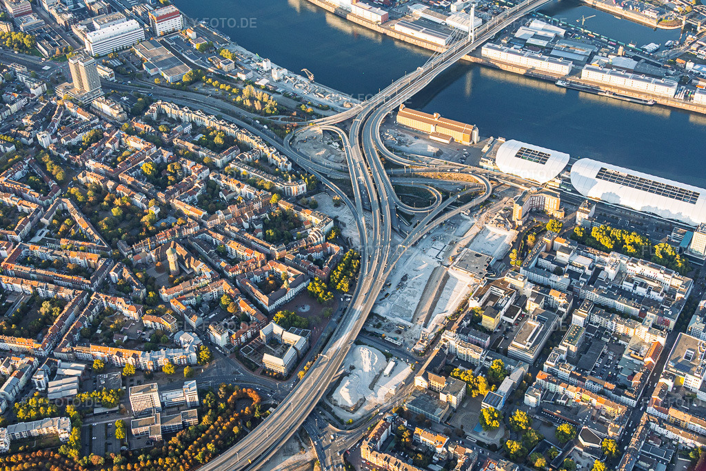 Luftbild: Baustelle zum Abriss der Hochstraße Nord (B44) für die geplanten Helmut-Kohl-Allee und Auffahrt zur gesperrten Kurt-Schumacher-Brücke nach Sprengung des Würfelbunkers und Abriss des Rathaus-Centers im Ortsteil Mitte in Ludwigshafen im Bundesland Rheinland-Pfalz in Deutschland. – Foto: IMG_159716.jpg vom 06.10.2026 durch Werner Riehm/FLY-FOTO.de – Auflösung des Originals: 5291 x 3527 px