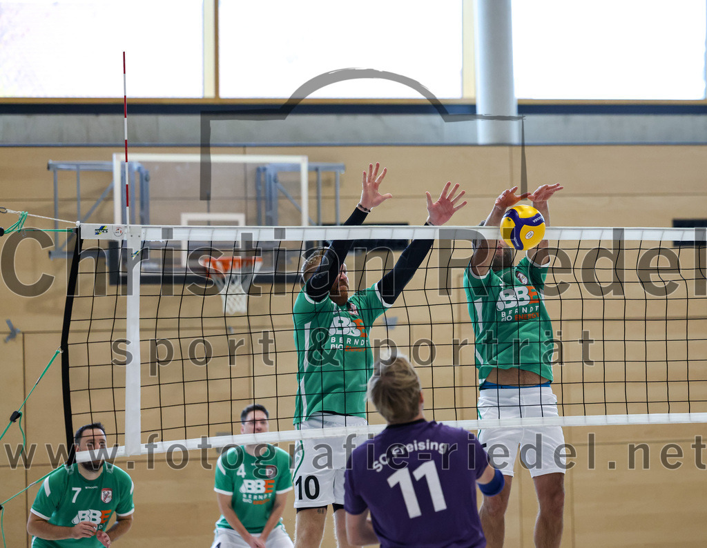 2022-11-12_058_TuS_Oberding_gegen_SC_Freising_II | Oberding, Deutschland, 12.11.2022:
Volleyball, Bezirksliga Ost 2022 / 2023, 7. Spieltag, TuS Oberding gegen MTV Pfaffenhofen II, Endergebnis: 3:2

Benedikt Lösch (TuS Oberding, #10), Wolfgang Zeitlhöfler (SC Freising, #11), Andre Paul (TuS Oberding, #5)

Foto: Christian Riedel / fotografie-riedel.net