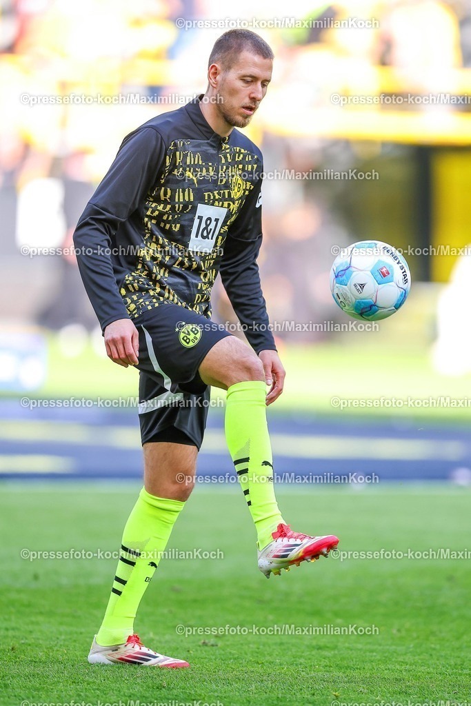 BVB08032502368 | 08.03.2025, Fußball, Borussia Dortmund - FC Augsburg, 1. Fußball Bundesliga, 25. Spieltag, Signal Iduna Park, Saison 2024 2025: Waldemar Anton (BVB #3)DFB regulations prohibit any use of photographs as image sequences and or quasi-video.