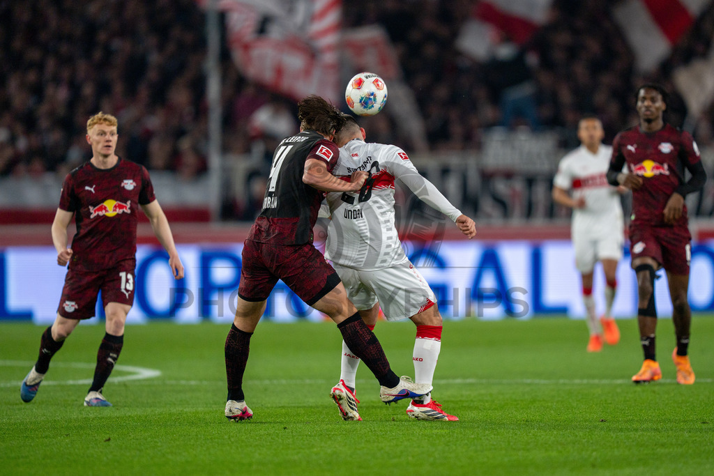 VfB Stuttgart vs. RB Leipzig, Fussball, 1. Bundesliga, 26. Spieltag, 15.03.2026 | Zweikampf zwischen Willi Orban (RB Leipzig, #04) und Deniz Undav (VfB Stuttgart, #26),VfB Stuttgart vs. RB Leipzig, Fussball, 1. Bundesliga, 26. Spieltag, 15.03.2026Foto: photosbyphips/Philip Ziegler