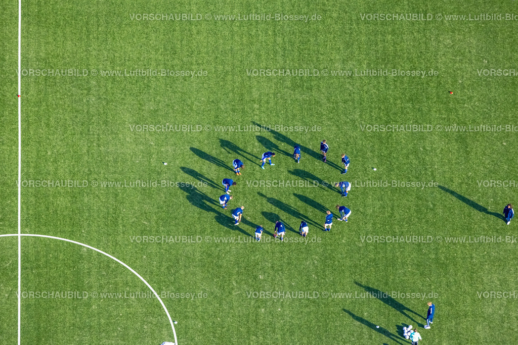 Gelsenkirchen221102188noerdlich | Luftbild, Fußballspieler Training, Trainingsplatz der VELTINS-Arena, Bundesligastadion des Fußballvereins FC Schalke 04, Erle, Gelsenkirchen, Ruhrgebiet, Nordrhein-Westfalen, Deutschland