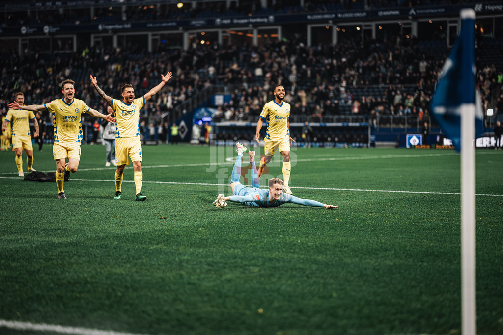 Fußball | Männer | Saison 2024/2025 | 2. Fußball-Bundesliga | 29. Spieltag | Hamburger SV vs. Eintracht Braunschweig | 11.04.2025 | Ron-Thorben Hoffmann (#1, Eintracht Braunschweig) ruscht jubelnd nach dem Sieg auf dem Bauch