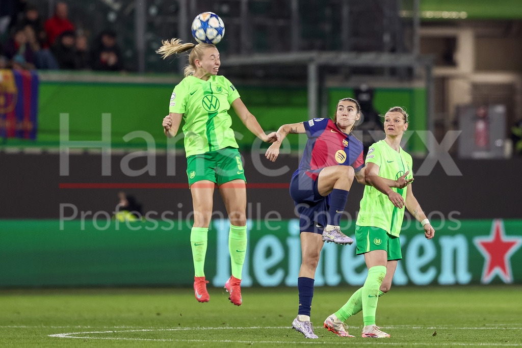 Fussball, UEFA Womens Champions League, VfL Wolfsburg - FC Barcelona | v.li.: Ella Peddemors (VfL Wolfsburg, 5) und Patri Guijarro (FC Barcelona, 12) im Kopfballduell, Kopfball, Zweikampf, Action, Aktion, Spielszene, Alexandra Popp (VfL Wolfsburg, 11)