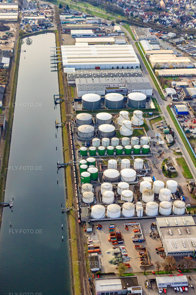 Luftbild: Oiltanking Deutschland GmbH & Co. KG im Karlsruhe Rheinhafen an der Fettweisstraße im Ortsteil Mühlburg in Karlsruhe im Bundesland Baden-Württemberg in Deutschland. Foto: IMG_25479.jpg vom 02.04.2010 durch Werner Riehm/FLY-FOTO.deSuche