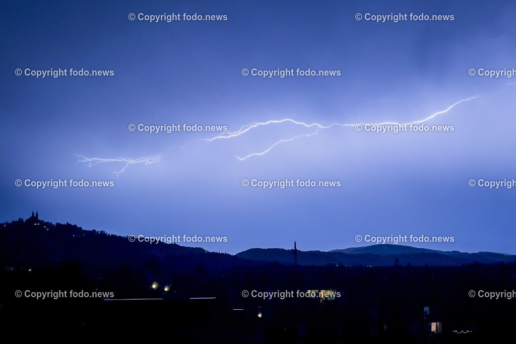 Wetter_ Gewitter_ Blitz_ 13.08.2024-8 | 13.08.2024, Linz, AUT, Wetter, Unwetter, Gewitter, im Bild Blitze, Blitz ueber der Stadt