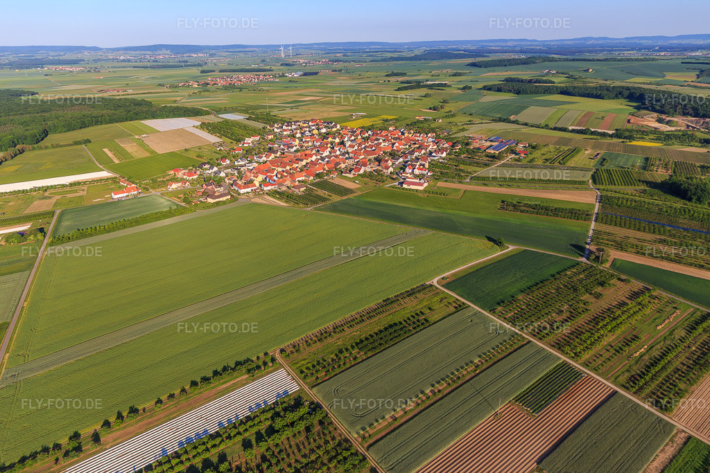 Luftbild: Ortsansicht von Nordosten im Ortsteil Lindach in Kolitzheim im Bundesland Bayern in Deutschland. Foto: IMG_100312.jpg vom 27.05.2017 durch Werner Riehm/FLY-FOTO.de