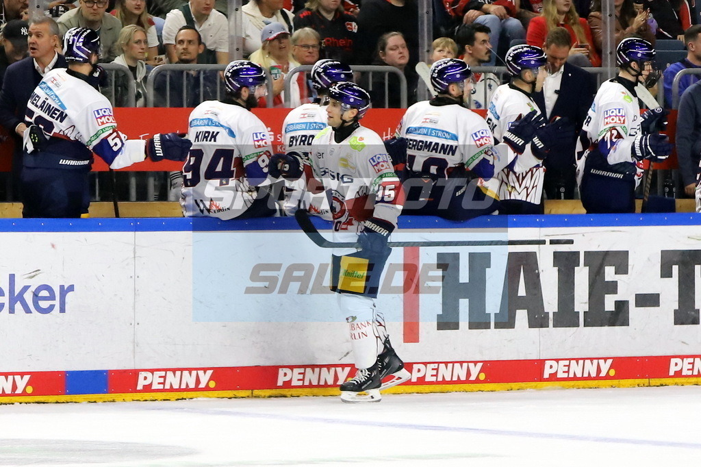 Frederik Tiffels Torjubelspalier - EBB | Frederik Tiffels Torjubelspalier - EBB - Realisiert mit Pictrs.com