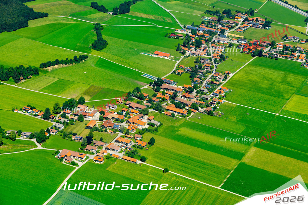 Aktuelles Luftbild von Mitterdarching Valley - Die Luftaufnahme wurde 2022 mittels UL-Flugzeug erstellt ( keine Drohne ) - hochauflösende Kamera-Systeme von  Canon -Beste Qualität - Für grossformatige Ausdrucke geeignet. Die Geschenkidee !