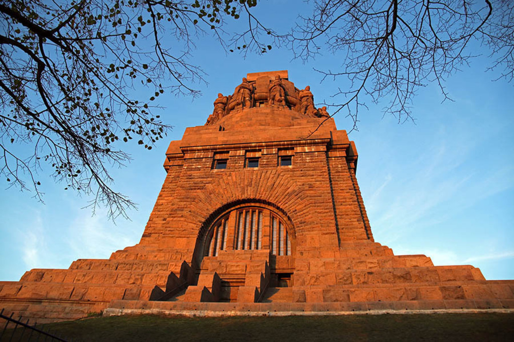 Foto: Leipzig - Völkerschlachtdenkmal - Seitenansicht | Das Team hinter BILDLEXIKON LEIPZIG bündelt historische wie aktuelle Informationen über die Stadt Leipzig in Text und Bild auf einer Plattform und stellt diese der interessierten Öffentlichkeit zur Verfügung.