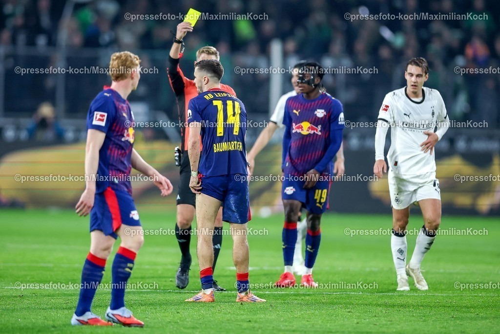 BMG28112501051 | 28.11.2025, Fußball, Borussia Mönchengladbach - RB Leipzig, 1. Fußball Bundesliga, 12.Spieltag, Borussia-Park, Saison 2025 2026: Schiedsrichter Timo Gerach zeigt Christoph Baumgartner (RB Leipzig #14) die Gelbe Karte für das Foulspiel an Florian Neuhaus (Borussia Mönchengladbach #10) DFB regulations prohibit any use of photographs as image sequences and or quasi-video.