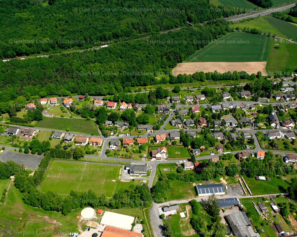 2615537 | EIFA 09.06.2006 Landwirtschaftliche Nutzflächen und Feldgrenzen  umsäumen das Siedlungsgebiet des Dorfes in Eifa im Bundesland Hessen, Deutschland // Agricultural land and field boundaries surround the settlement area of the village  in Eifa in the state Hesse, Germany Foto: Gerhard Launer