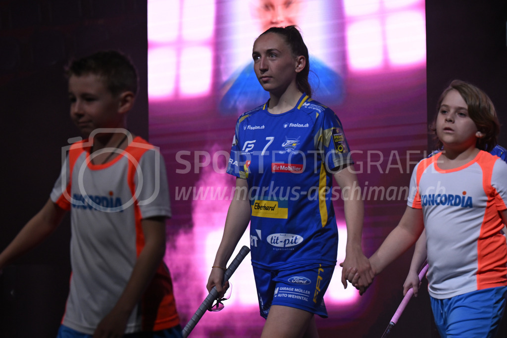 Kloten-Dietlikon Jets vs Skorpion Emmental Zollbrück - 15. April 2023 | 15.04.2023, Kloten, stimo arena, Swiss Unihockey Superfinal Frauen: Kloten-Dietlikon Jets - UHV Skorpion Emmental, Laila Ediz (#7 Kloten-Dietlikon Jets) mit Einlaufkids. - Realisiert mit Pictrs.com