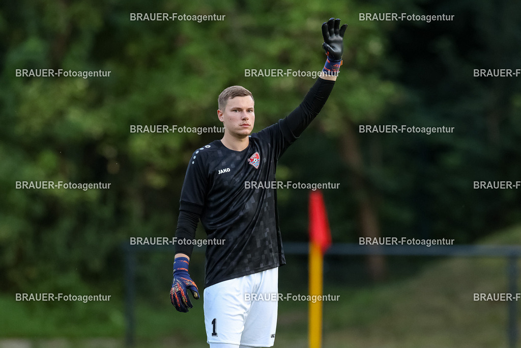 1_KFCWAT_20250723_1077.JPG -  - KFC Uerdingen - SG Wattenscheid 09 - Testspiel | Krefeld, Deutschland, 23.07.25: Torwart Jonas Holzum (KFC Uerdingen) gestikuliert, Gestik waehrend des Testspiel Spiels zwischen KFC Uerdingen - SG Wattenscheid 09 in der Covestro Sportpark am 23. July 2025 in Krefeld, Deutschland. (Foto von Stefan Brauer/Brauer-Fotoagentur)