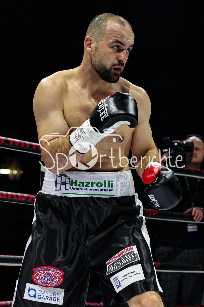 Profi - Box - Gala / Main Event | Shefat ISUFI (Schwarz Weisse Hose) im WBF Titelkampf gegen Hernan David PEREZ (Schwarze Hose)