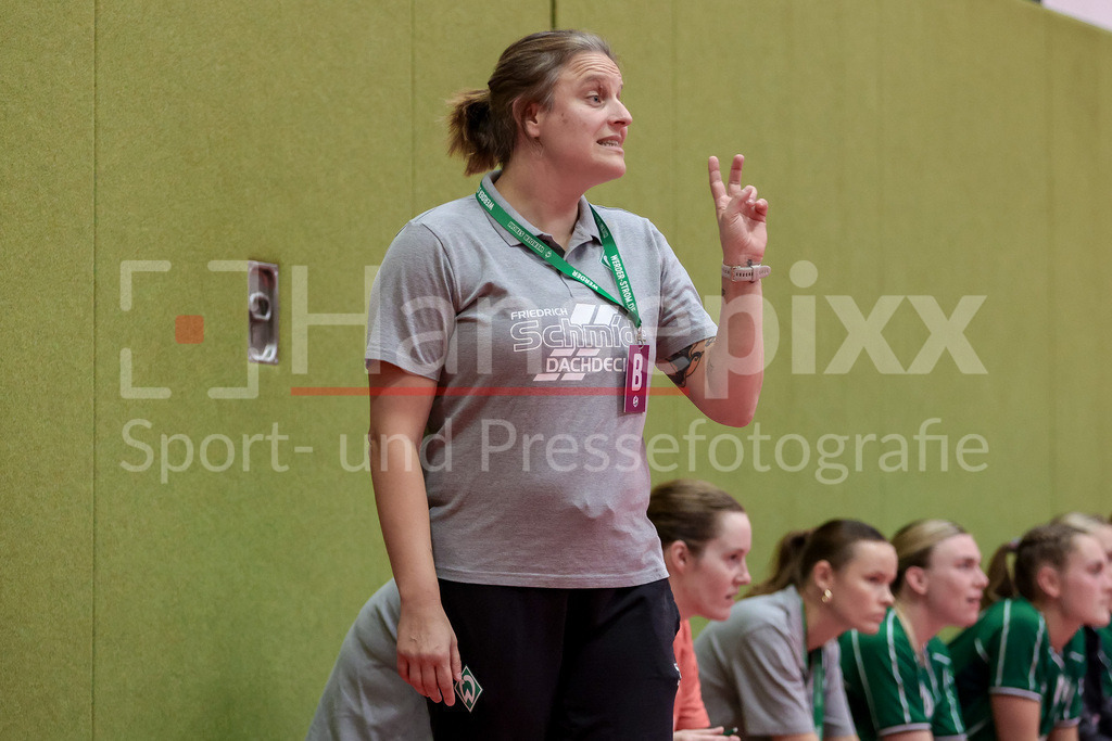Handball, 2. Bundesliga Frauen, SV Werder Bremen - HC Rödertal | Renee Verschuren (Trainerin, Cheftrainerin, SV Werder Bremen) gibt Anweisungen, gestikuliert, mit den Armen gestikulieren, Portrait, Nahaufnahme, Einzelfoto, Einzelbild