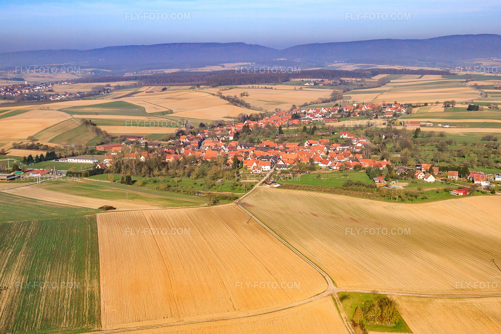 Aerial view: View of the town from the east in Hunspach in the state Bas-Rhin, France. – Photo: IMG_62702.jpg taken on 03/09/2014 by Werner Riehm/FLY-FOTO.com – Resolution of the original: 4752 x 3168 px