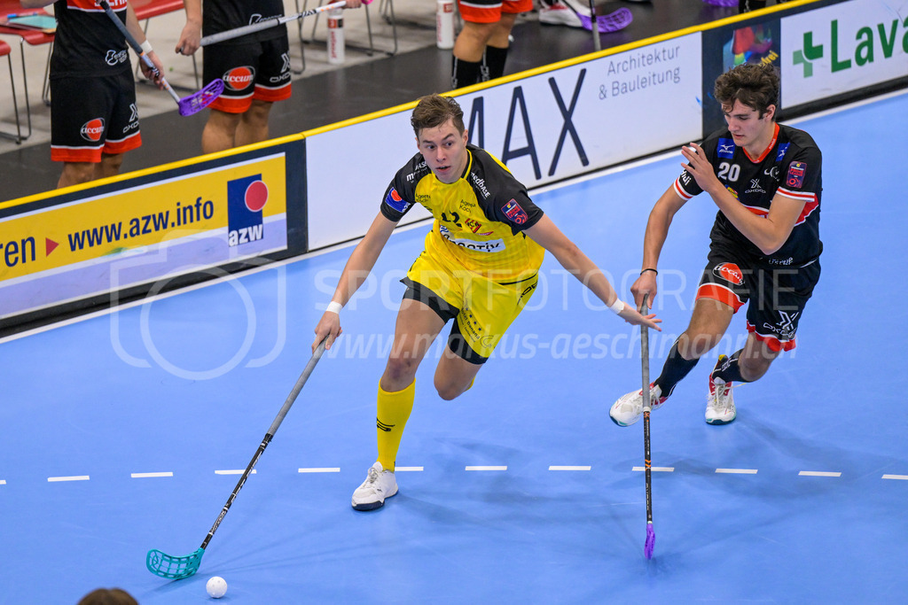 HC Rychenberg vs UHC Uster - 14. October 2022 | HC Rychenberg vs UHC Uster
AXA Arena, Winterthur
Severin Ott (#12 HC Rychenberg) gegen Pascal Schmuki (#20 UHC Uster).
Bild: Sportfotografie Markus Aeschimann | www.markus-aeschimann.ch - Realisiert mit Pictrs.com