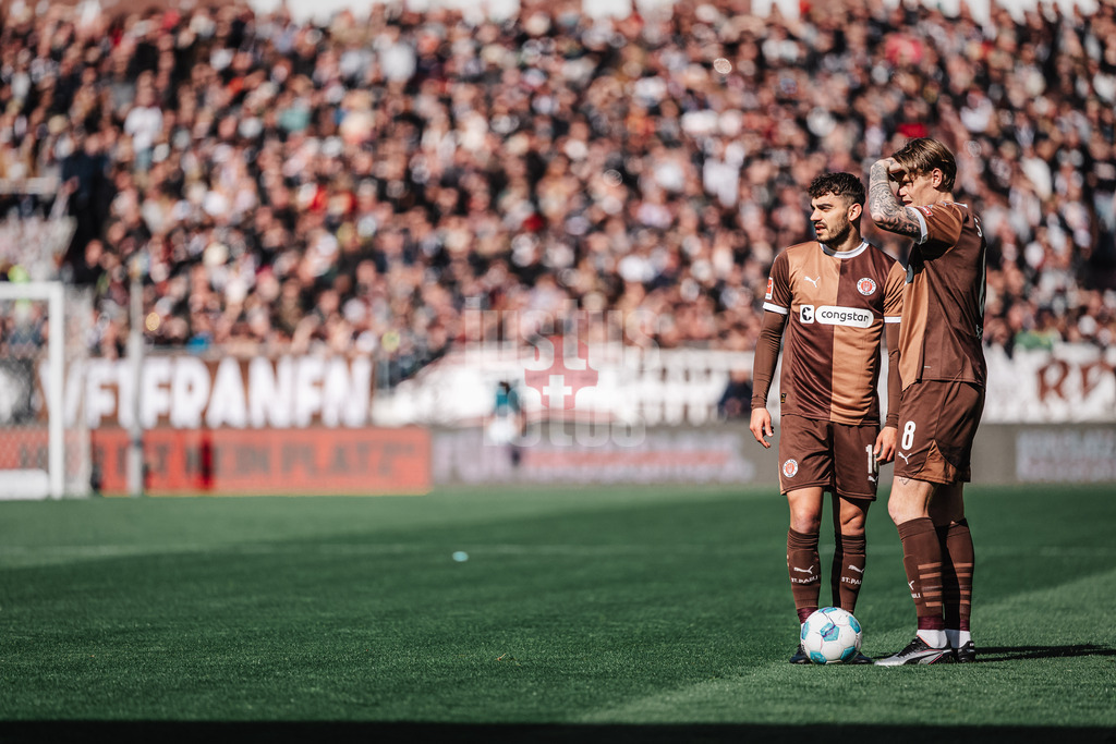 Fußball | Männer | Saison 2024/2025  | Fußball-Bundesliga | 28. Spieltag | FC St. Pauli vs. Borussia Mönchengladbach | 06.04.2025 | v.l. Danel Sinani (#10, FC St. Pauli) und Eric Smith (#8, FC St. Pauli) vor dem Freistoß
