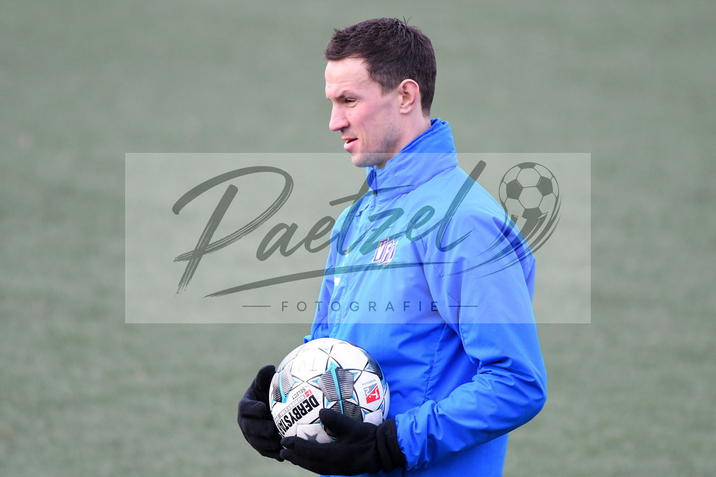 20200131_TRAOSN_0077 | Fußball, Herren: Co-Trainer Tim Danneberg (VfL Osnabrueck) schaut waehrend der Trainingseinheit des VfL Osnabrueck im Sportpark Illoshoehe am 31.01.2020 in Osnabrueck, Deutschland. - Realisiert mit Pictrs.com