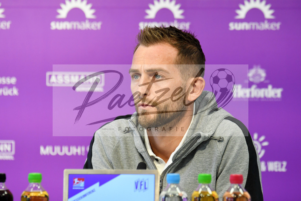 20200228_PKOSNA_0027 | Fussball, Herren: Marc Heider (VfL Osnabrueck) schaut waehrend der Pressekonferenz des VfL Osnabrueck im Presseraum des Stadion an der Bremer Bruecke am 28.02.2020 in Osnabrueck, Deutschland. - Realisiert mit Pictrs.com
