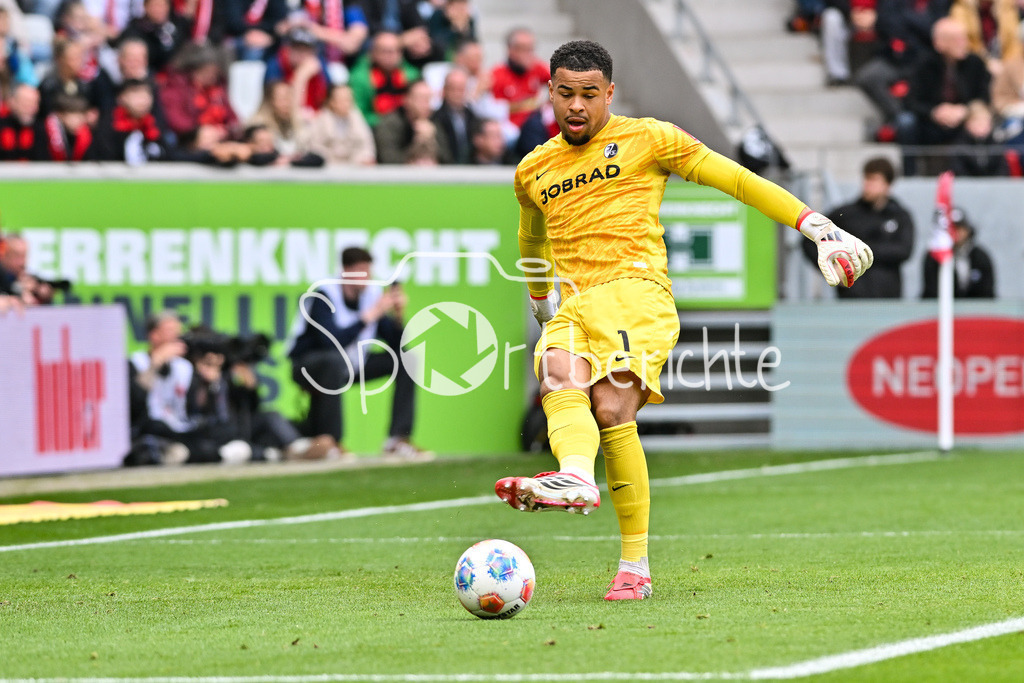 SC Freiburg - FC Bayern München | FREIBURG, GERMANY - 04. APRIL: am Ball Noah ATUBOLU (SC Freiburg 1) / Einzelfoto / Freisteller während dem Bundesligamatch zwischen dem SC Freiburg und dem FC Bayern München am 28. Spieltag im Europa-Park Stadion / DFL REGULATIONS PROHIBIT ANY USE OF PHOTOGRAPHS AS IMAGE SEQUENCES AND/OR QUASI-VIDEO