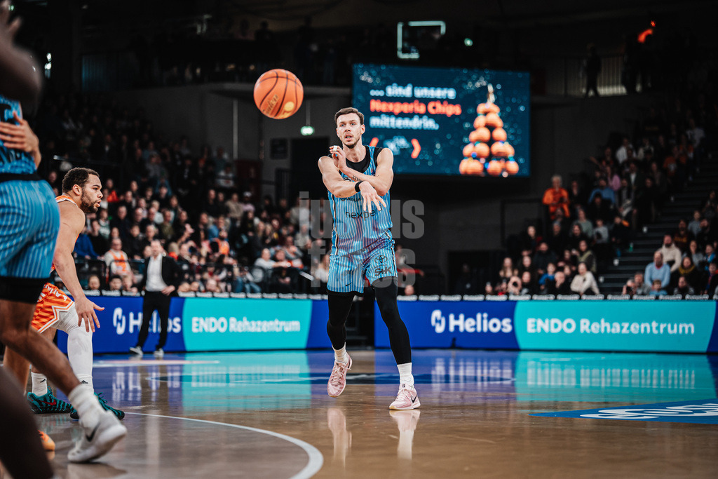 Basketball | Männer | Saison 2025/2026 | easyCredit Basketball Bundesliga | Veolia Towers Hamburg vs. Ratiopharm Ulm | 18.01.2026 | Jan Niklas Wimberg (#17, Veolia Towers Hamburg) spielt einen Pass, LED Bande Helios Endo Rehazentrum