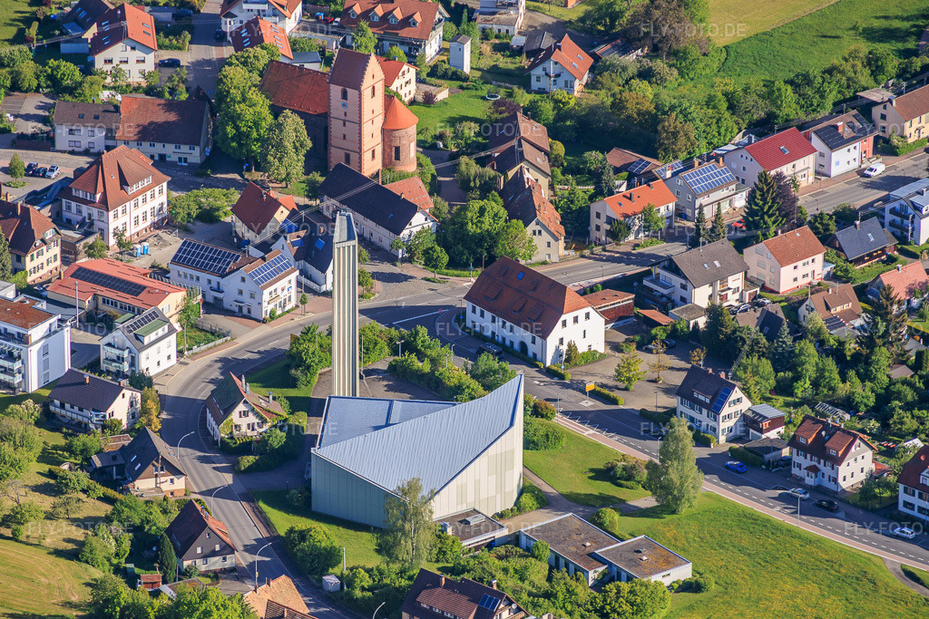 Luftbild: Kirche St. Laurentius und Alte St. Laurentius-Kirche im Ortsteil Sulgen in Schramberg im Bundesland Baden-Württemberg in Deutschland.Foto: IMG_156598.jpg vom 17.05.2026 durch Werner Riehm/FLY-FOTO.deAuflösung des Originals: 6000 x 4000 pxSTLAURENTIUS-SULGEN.DRS.DEAlte St. Laurentiuskirche in Schramberg im Schwarzwald. Besuchen Sie das \xc3\xa4lteste, noch erhaltene Bauwerk im Stadtgebiet.\r\nKrippenausstellung, Kreuzigungsfresko, Konzerte