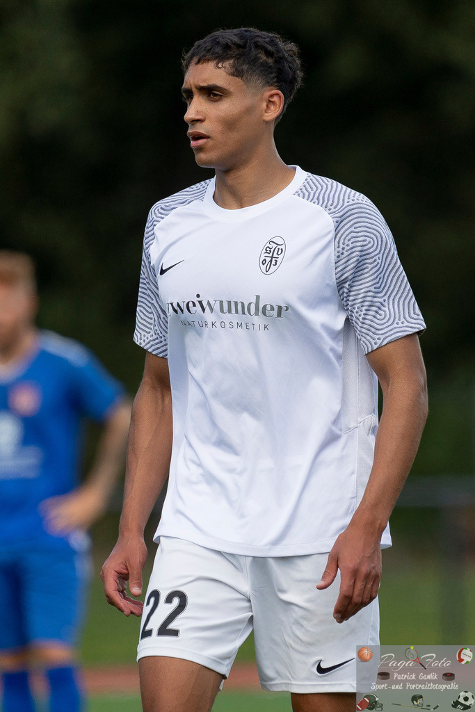 Testspiel: Spvgg. 03 Fechenheim - Türk Gücü Friedberg, 13.07.2024 | Ayew Moore (Spvgg. 03 Fechenheim #22), Portrait / Porträt, Freisteller, Spvgg. 03 Fechenheim - Türk Gücü Friedberg, Frankfurt am Main, Sportanlage Birsteiner Straße, 13.7.2024 - Realisiert mit Pictrs.com