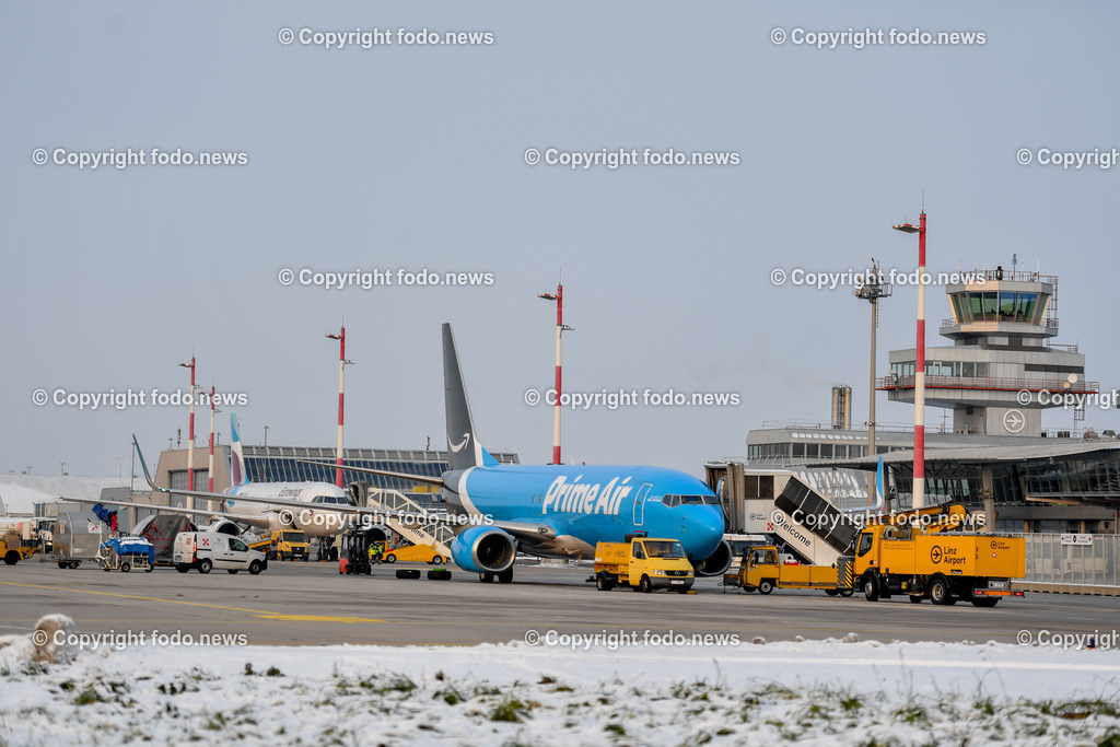Flughafen Linz_ Linz Airport_ Linz-Hoersching_ 19.12.2022-17 | 19.12.2022, Linz Hoersching, AUT, Flughafen Linz, Linz Airport, im Bild Eurowings Flieger, Flugzeug, beladen einer Transportmaschine
