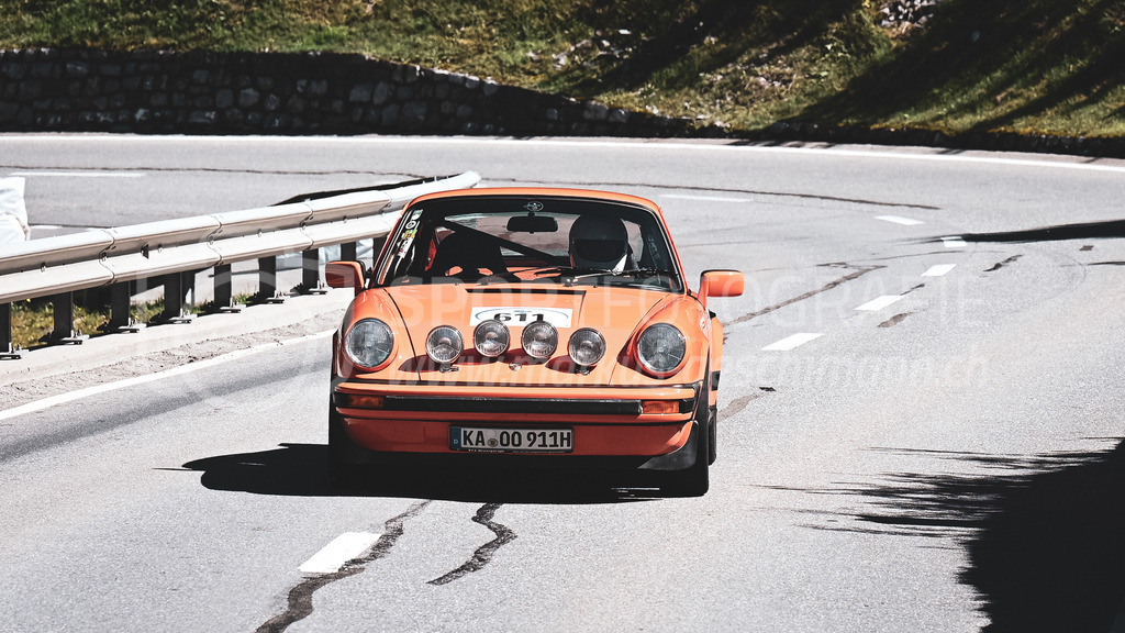 19. Arosa ClassicCar 2023 - 1. September 2023 | 19. Arosa ClassicCar 2023
Arosa, Schweiz
Göhringer Peter aus Karlsruhe mit der Startnummer 611 in einem PORSCHE 911 SC 911, Jahrgang 1976, in der Klasse Demonstration.
@arosaclassiccar, @arosa.official, #arosaclassiccar, #arosa, #76curves, #classiccar
Bild: Sportfotografie Markus Aeschimann | www.markus-aeschimann.ch - Realisiert mit Pictrs.com