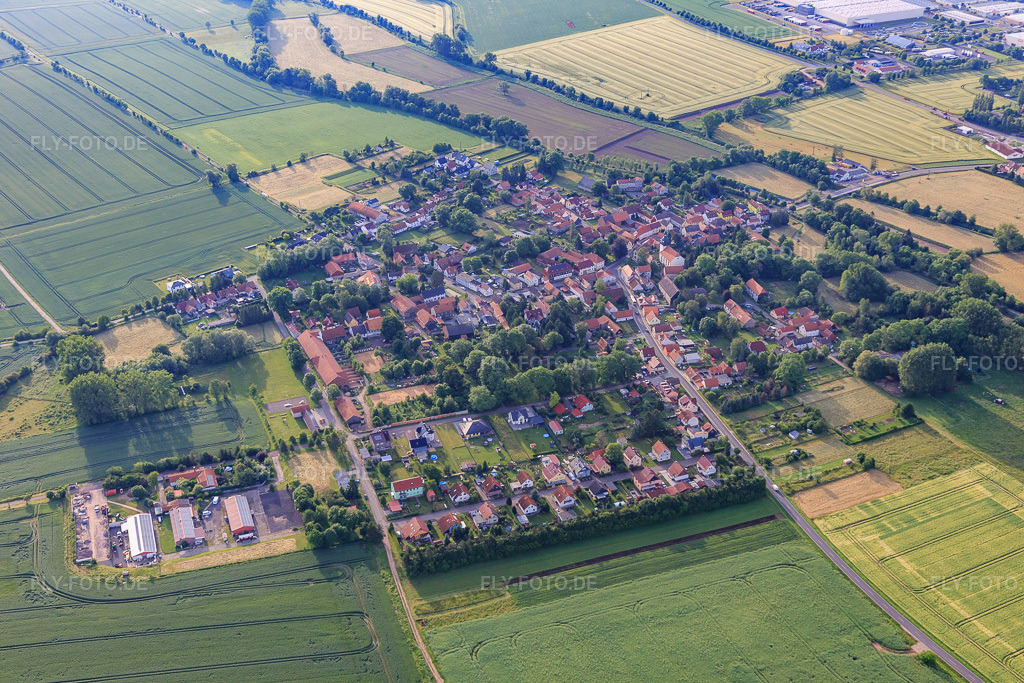 Luftbild: Ortsansicht von Westen im Ortsteil Brüheim in Nessetal im Bundesland Thüringen in Deutschland. Foto: IMG_007630.jpg vom 15.06.2021 durch Werner Riehm/FLY-FOTO.de