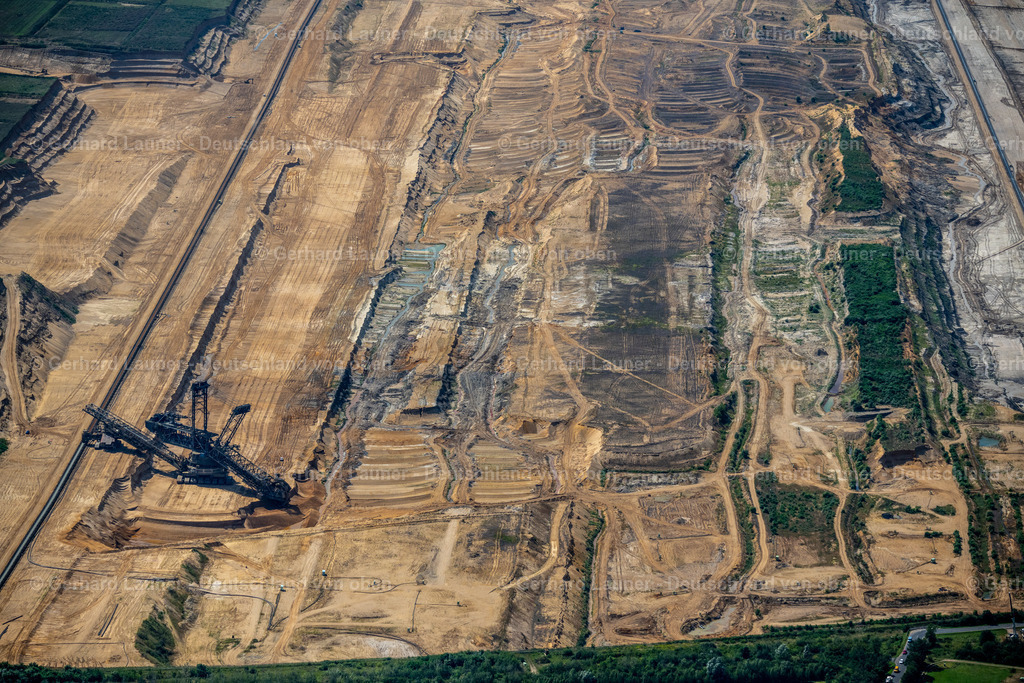 4048849 | Der Braunkohle Tagebau Hambach ist der größte von der RWE Power AG betriebene Tagebau im Rheinischen Braunkohlerevier und die größte Braunkohlegrube Europas. Er betrifft die Gemeinden Niederzier, Kreis Düren, und Elsdorf, Rhein-Erft-Kreis