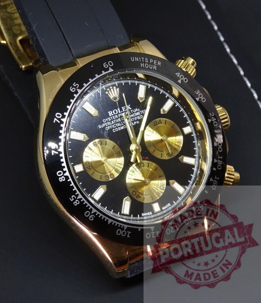 Rolex Daytona gold watch with black dial and Oysterflex band | Luxury Rolex Daytona chronograph watch displaying time, precision, and craftsmanship on a dark background - Realisiert mit Pictrs.com