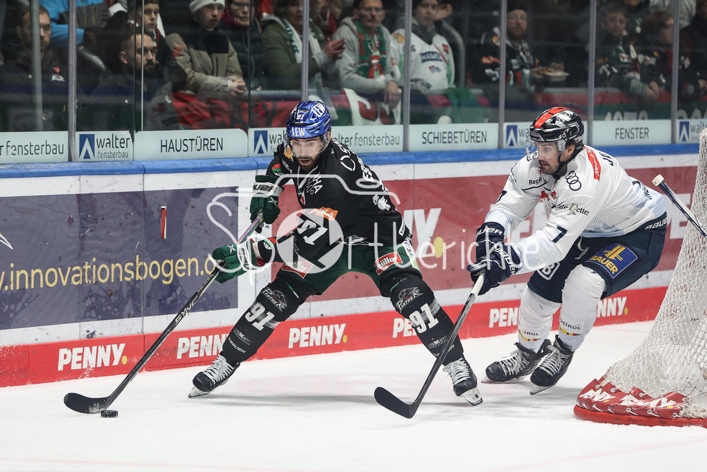 Augsburger Panther - ERC Ingolstadt | Luke ESPOSITO (AEV #91) im Duell mit Colton JOBKE (ERC #7) / Zweikampf