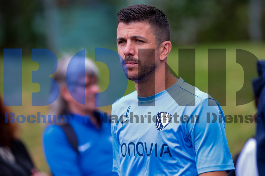 1. Fussball Bundesliga:  Trainingsauftakt VfL Bochum 1848 {date} -  | {headline}(Foto: Sebastian Sendlak / BOND)DFL regulations prohibit any use of photographs as image sequences and/or quasi-videos. - Realisiert mit Pictrs.com