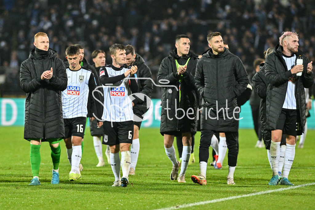 SSV Ulm 1846 Fussball - FC Schalke 04 | Die Ulmer bedanken sich nach dem 0-0 gegen Schalke bei den Zuschauern / 2. Bundesliga: SSV Ulm 1846 Fussball - FC Schalke 04, Donaustadion am 01.11.2024