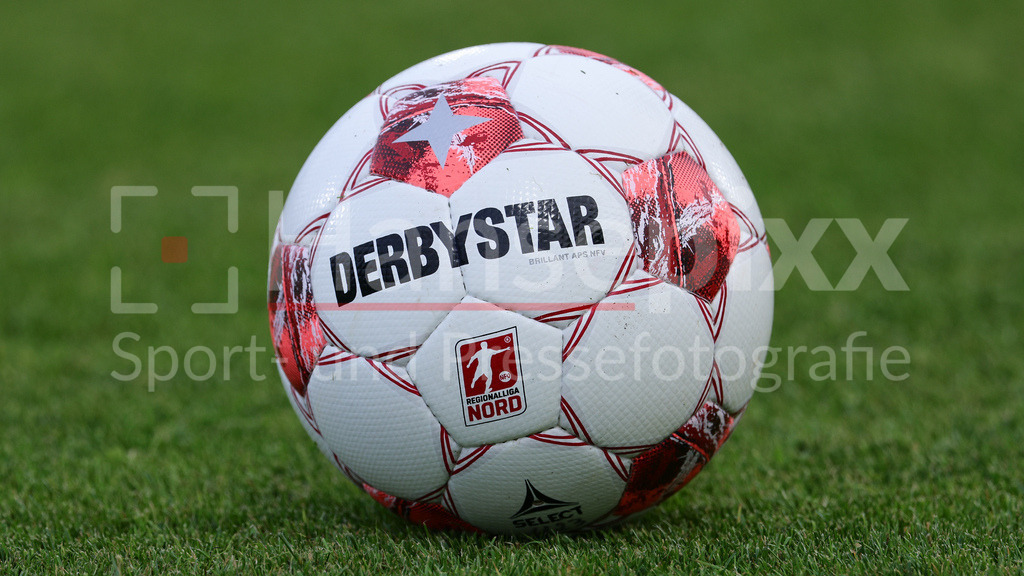 Fussball, Regionalliga Nord, SV Werder Bremen II - VfB Oldenburg | Der Spielball liegt auf dem Spielfeld, Rasen, Regionalliga, Derbystar, Brillant APS, Symbolfoto, Symbol, Symbolbild Fussball, Fußball, Ball, offizieller Spielball