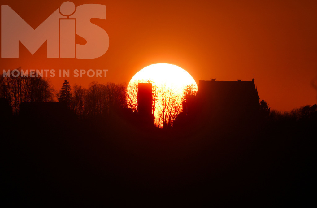 mis_180921bf01.JPG | 23.03.2022, Mindelheim im Unterallgäu, Die Sonne geht als riesiger gelber Ball hinter der historischen Mindelburg unter. Von einem Hügel bei Heimenegg aus mit 800mm Objektiv-Brennweite fotografiert.
 - Realisiert mit Pictrs.com