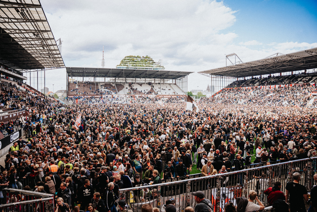 DSC09391 | Der offizielle Shop für FC St. Pauli Fotos. Wähle aus Spielszenen & Fanmomenten dein FCSP Wunschformat. Wir liefern Millerntor-Atmosphäre.