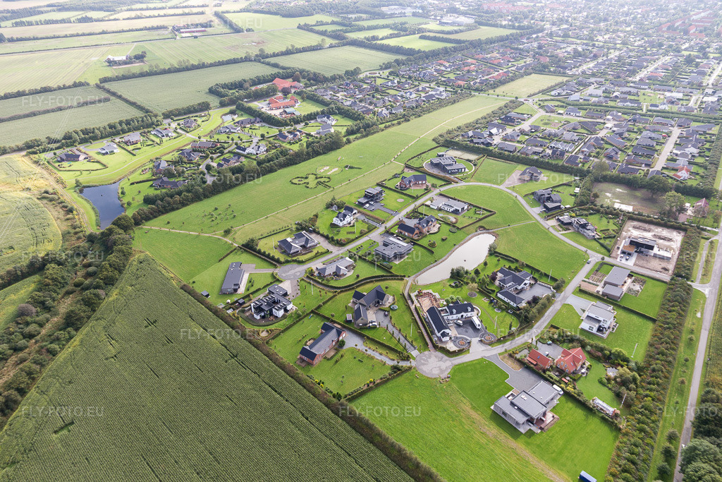 Vue aérienne: Villas de luxe dans un quartier résidentiel d'un lotissement de maisons individuelles au Jutland à Varde dans le département Syddanmark, Danemark. Photo: IMG_103497.jpg prise le 16/09/2017 par Werner Riehm/FLY-FOTO.euRésolution de l'original: 5472 x 3648 px