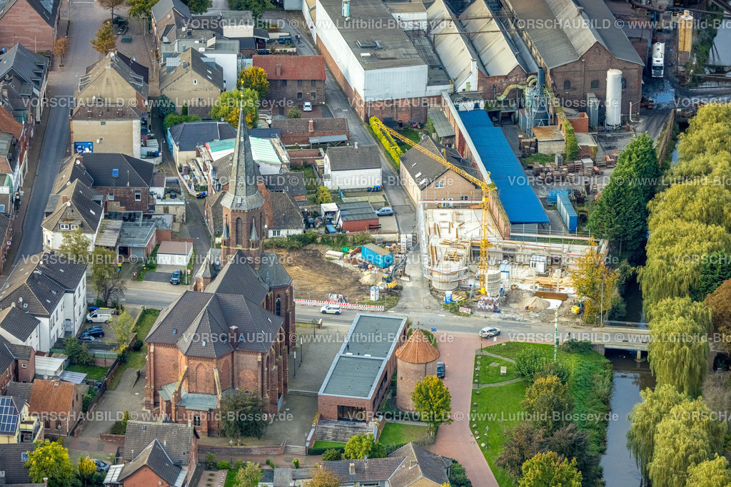 Isselburg241010100 | Luftbild, kath. Kirche St. Bartholomäus, Baustelle für neues Feuerwehrhaus am Münsterdeich Ecke Bleichstraße, Isselburg, Niederrhein, Nordrhein-Westfalen, Deutschland